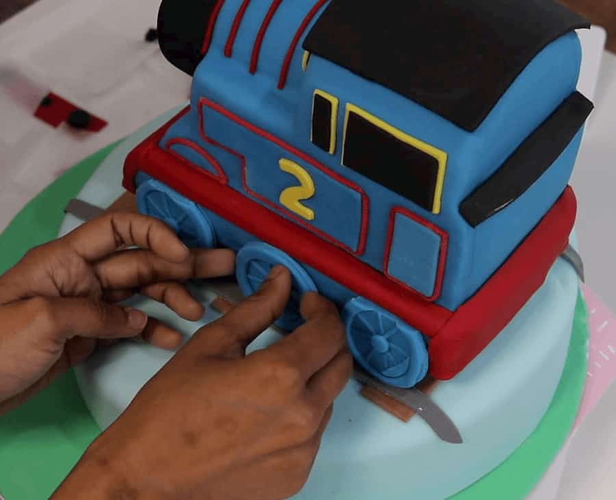 How to make a 3D Thomas The Tank Engine cake with Free Template