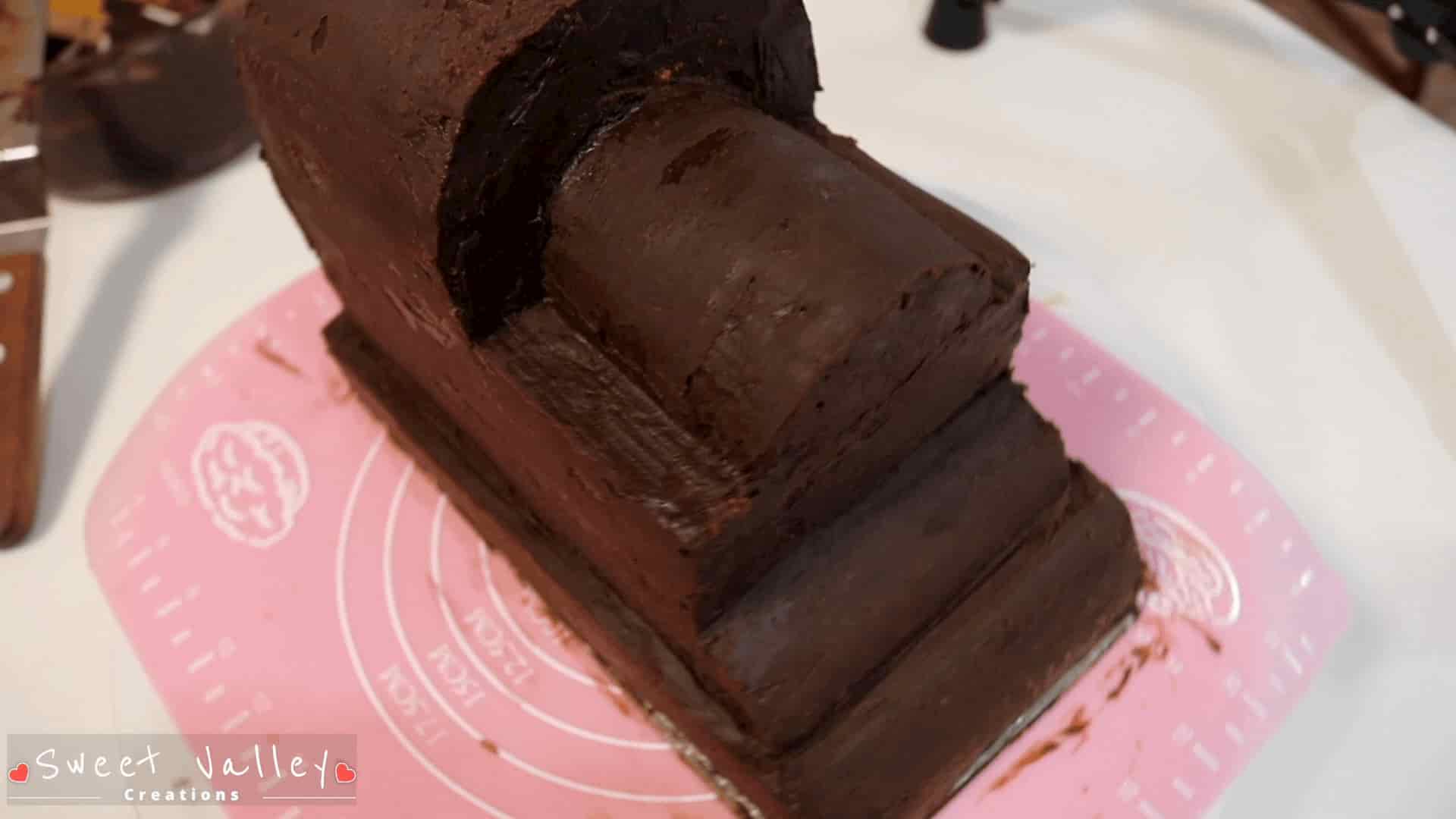 How to make a 3D Thomas The Tank Engine cake with Free Template
